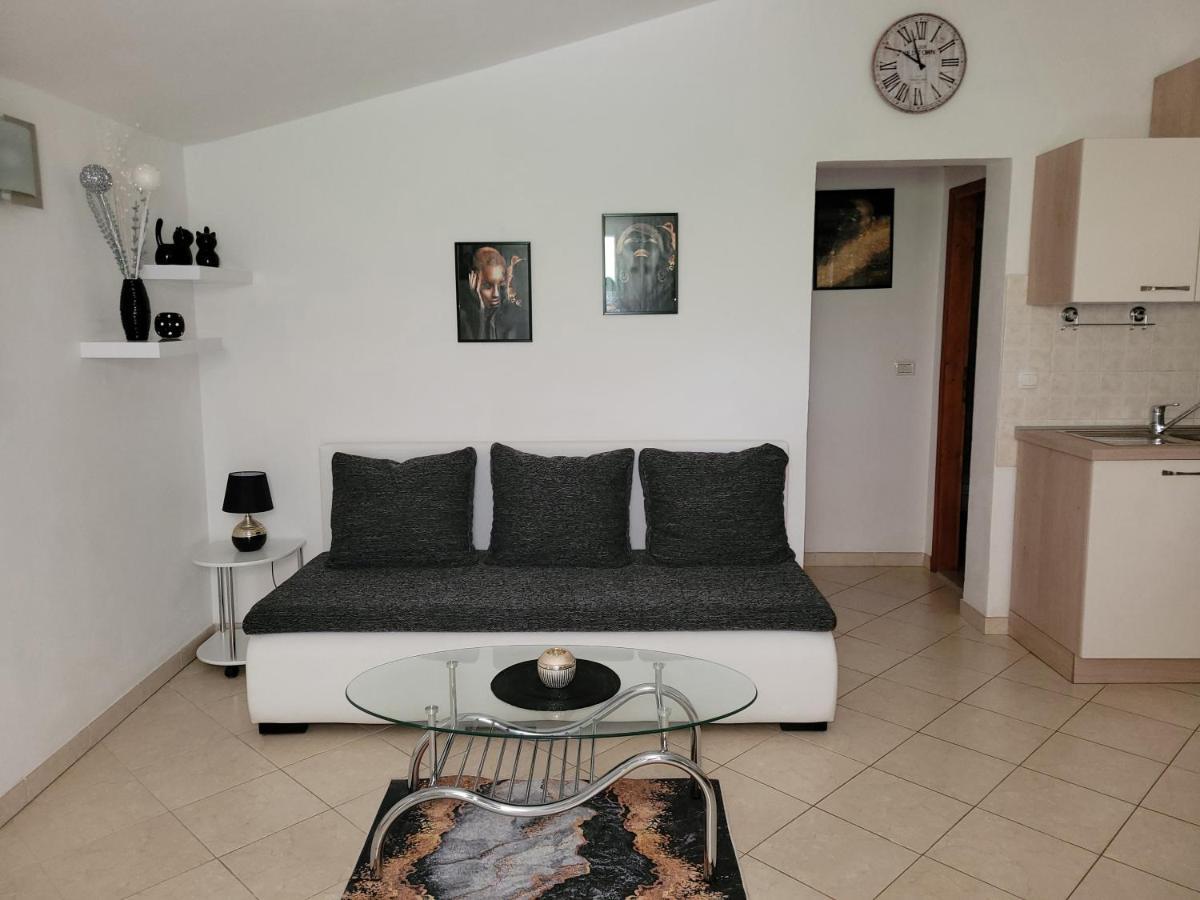 Apartment Dora *
